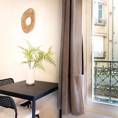 Studio Pour 2 Personnes Quartier Des Batignolles Appartement